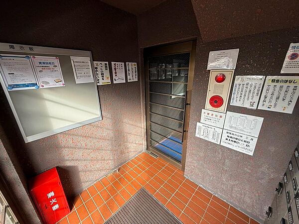 上品で落ち着いたデザインのエントランスが、建物全体に良質な印象を与えます。