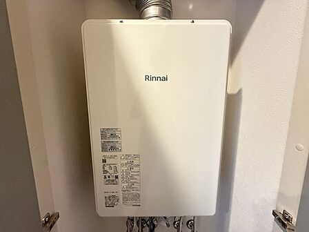 収納内に設置されたガス給湯器は、キッチンや洗面、浴室で使うお湯を供給する設備。毎日の家事や身支度を支えます。扉で隠せるため室内もすっきり。給湯器の仕様や操作方法等、気になる点は見学時にご相談ください。