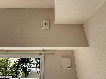 エアコン用のコンセントを窓上に備えています。暑い季節も心地よく過ごせるよう、エアコンの設置を検討できる設備です。家具の配置とあわせて設置場所を確認し、ご入居後の快適な暮らしを具体的にイメージできます。