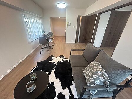 食事とくつろぎの場所を分けて配置できるリビングダイニング。家具を置いた時の動線や広さをイメージしやすい空間です。窓辺の明るさと照明のぬくもりも魅力。家族で食卓を囲み、ソファでひと息つく日常が描けます。
