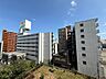 周辺：こちらは住戸からの眺望です。周辺建物との距離感や視線、陽当たりなど、写真だけでは分かりにくい点を現地でご確認いただけます。ご案内に詳しくご説明します。