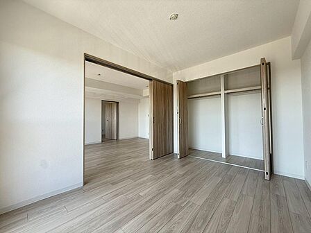 こちらはリビング以外の居室です。ベッドやデスク、収納家具を置いた際の広さや生活動線をイメージしながらご覧ください。家具配置も現地で一緒に確認できます。
