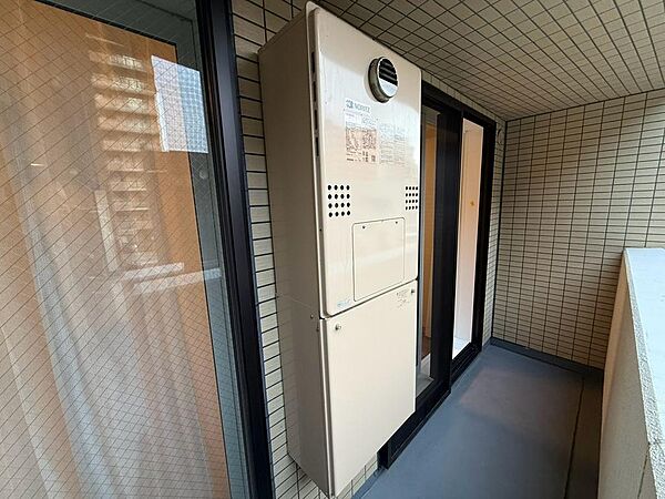 バルコニー側に設置された給湯設備です。キッチンや洗面室、浴室などへお湯を供給し日々の暮らしを支えます。室外に設置されているため、室内のスペースを圧迫しにくくすっきりと生活空間を使うことができ安心です。