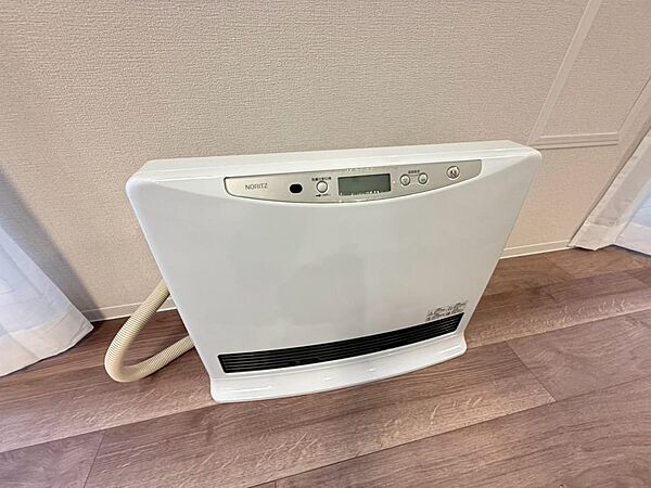 寒い季節に便利な暖房設備を備えています。室内を十分暖め、北海道の冬暮らしを快適に支えます。操作部が本体上部にまとめられているため扱いやすく、季節に合わせて温度を調整しながら使用できます。冬も安心です。
