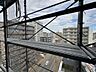 周辺：高層階ならではの開放感を感じられる眺望です。周囲の街並みを広く見渡すことができ、空の広がりも身近に感じられます。室内から景色を楽しめ、時間帯や季節によって移り変わる風景が毎日の暮らしを豊かに彩ります。
