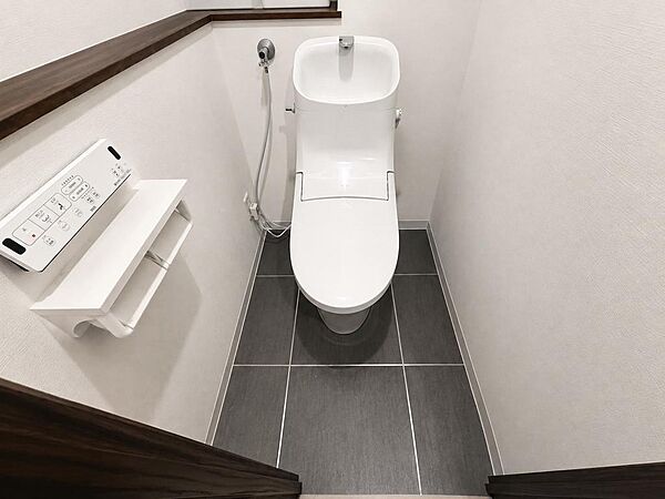 清潔感と落ち着きを感じられる、すっきりとしたトイレ空間！毎日気持ちよく利用でき、ご家族だけでなく来客時にも上品な印象を与えてくれます！住まいの細部まで心地よさを感じられます！
