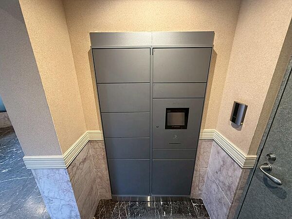 共用部に宅配ボックスを備え、不在時にも荷物を受け取れる便利な設備。外出中の配達に対応でき、再配達の手間を減らせます。通販を利用する方に嬉しいポイント。ボックスの広さや操作方法も、現地でご確認ください。