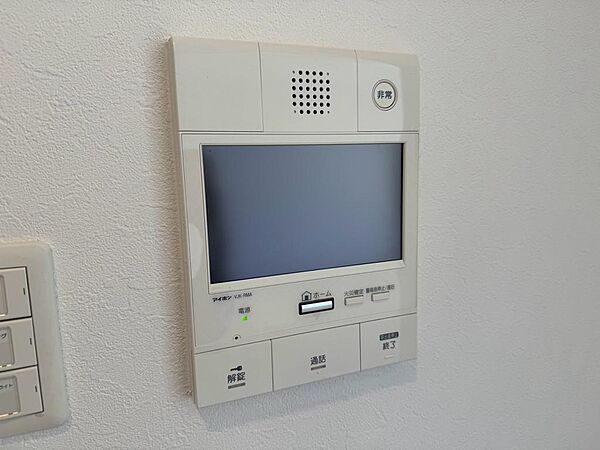 来訪者を画面で確認できるモニター付きインターホン。室内から相手を確認して応対でき、日々の暮らしに安心感を添えます。通話や解錠の操作を手元で行える便利な設備。ご見学時に、設置場所や使い方もご案内します。