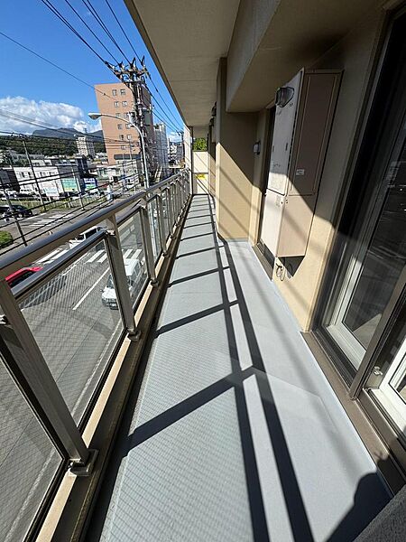 各居室に沿って伸びるバルコニー。光や風を感じながら、街並みや山の緑を眺められます。室内とは違った開放感があり、気分転換にも使える場所です。見学の際は、広さや出入りのしやすさもぜひ現地でご確認ください。