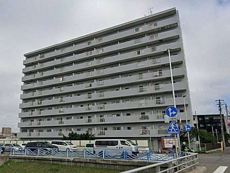 落ち着いた色合いと横に広がるバルコニーが印象的な外観。地下鉄「中の島」駅まで徒歩１５分、近隣にコンビニがあり日々のお買い物に便利です。地上１１階建てのマンションで、家族の新しい暮らしを始めてみませんか