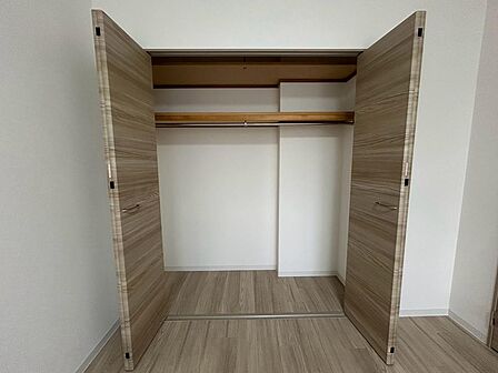 ハンガーパイプと上部の棚を備えたクローゼット。上着や服を掛けて収納でき、毎日の身支度にも便利です。上の棚は箱や季節の小物の置き場所にも。お持ちの衣類や収納ケースに合うか、現地でサイズをご確認ください。