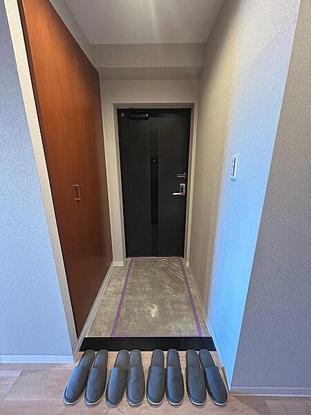 落ち着いた木目の建具と明るい床が迎える玄関。背の高い収納が備わり、靴や外出用品をまとめて整理できます。ホールへ続く動線もすっきり。帰宅時や来客時の使い勝手を、収納量と合わせて現地で是非ご確認ください。
