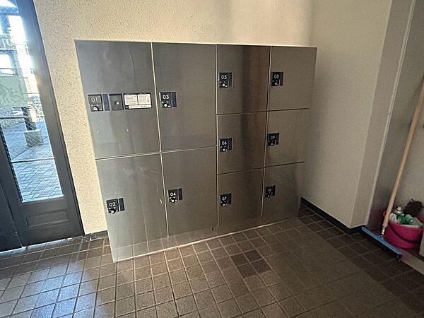 共用エントランスに設置した宅配ボックス。不在時にも荷物を受け取れ、外出や仕事で留守にする日も便利です。サイズの異なる収納区画を備え、日々の受け取りをサポート。利用方法や荷物の対応サイズも確認できます。