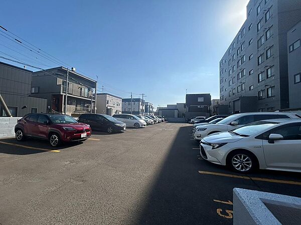 建物に隣接した平置きの駐車場。機械式のような入出庫操作がなく、日々のお出かけに使いやすい配置です。車路の幅や駐車位置を現地で確認できます。空き状況や利用条件、車両サイズについてはお問い合わせください。
