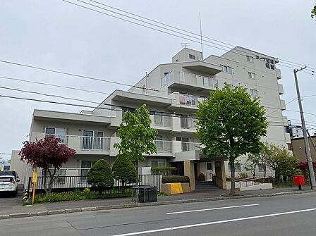 階段状に連なるバルコニーが印象的なマンション外観。敷地の植栽が建物に彩りを添え、落ち着いた雰囲気を感じられます。エントランスや周辺の歩道もあわせてご覧いただき、新生活を現地にてイメージしてみませんか。