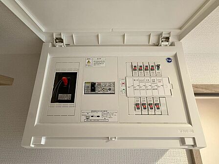 室内の電気回路をまとめる分電盤。各ブレーカーに用途別の表示があり、照明やコンセントなどの回路を確認できます。カバー付きですっきりとした見た目も特徴です。ご入居前の設備の位置確認に役立つ細部の写真です。