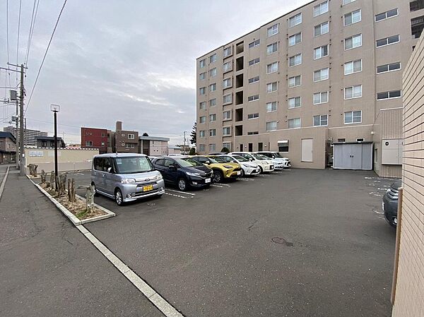 建物のそばに平置きの駐車場を備えています。車を停める区画と通路が分かれ、出し入れの動きをイメージしやすい配置。買い物帰りの荷物運びや乗り降りのしやすさを確認できます。空き状況や利用条件はご確認ください