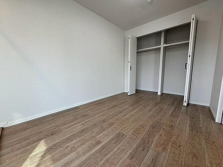 リビングに隣接する、サンルーム付きの洋室。引き戸を閉めれば個室として使え、寝室や趣味のお部屋などに活用できます。窓辺には物干しバーを設置。天候を気にせず室内干しができ、毎日の洗濯作業を支える空間です。