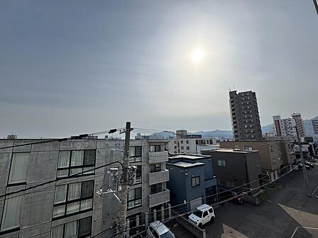 窓の先には琴似の街並みが広がり遠くの山並みも望めます。空の明るさや季節の移ろいを感じながらひと息つける眺めです。周囲の建物との距離や窓からの見え方など写真だけでは分かりにくい点を現地でご確認ください。