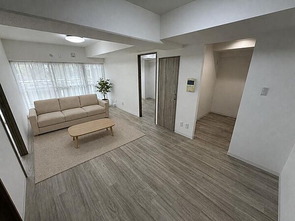 リビングの広さや家具配置、間取り、窓からの眺望までご紹介します。室内全体のつながりや生活動線を確認しながら、新しい暮らしを具体的にイメージしていただけます。(写真は家具を配置したイメージ図です）