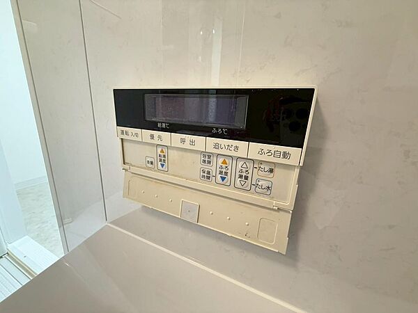 家族の入浴時間が異なる日にも便利な追い焚き機能付き。冷めたお湯を温め直せるため、いつでも快適な温度で入浴できます。お湯の入れ直しを減らせるのも魅力です。