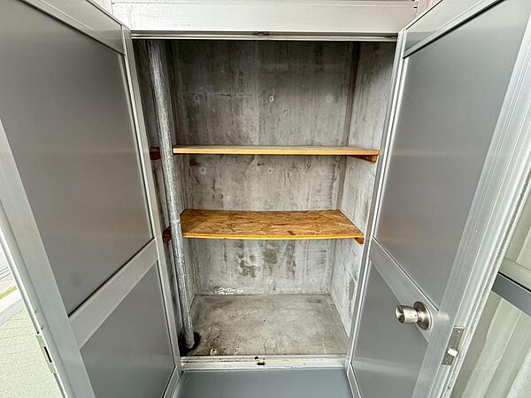 テレビモニター付きインターホンを備えています。室内から来訪者の顔を確認してから対応できるため、防犯面が気になる方やお子様のいるご家庭にも安心です。