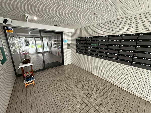 住まいの第一印象をつくる、落ち着いた雰囲気のマンションエントランスです。