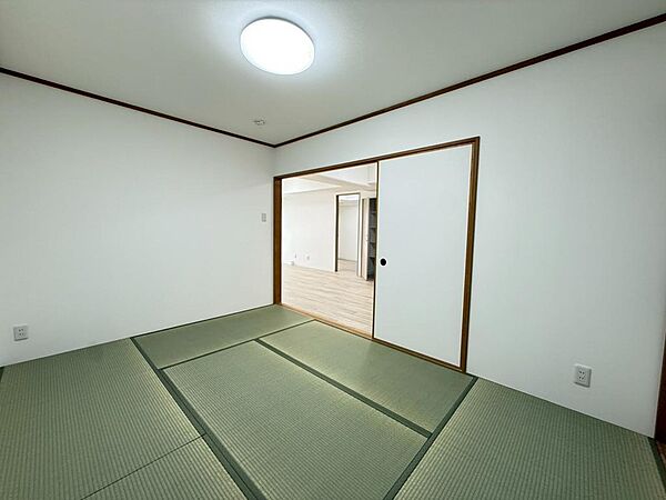 プライベートな時間をゆっくり過ごせる一室です。採光や風通し、収納の使いやすさなど、写真だけでは分かりにくい部分も詳しくご説明します。
