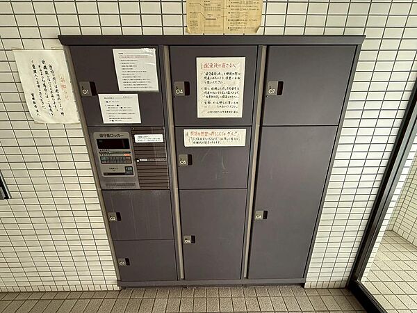 不在時でも荷物を受け取りやすい宅配ボックスを備えています。再配達の手間を減らせるため、日中お留守の多い方やネット通販をよく利用される方に便利な共用設備です。