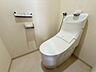 トイレ：こちらはトイレ全体の様子です。室内の広さや手すりを設置できるスペース、収納の使い勝手なども現地でご確認いただけます。