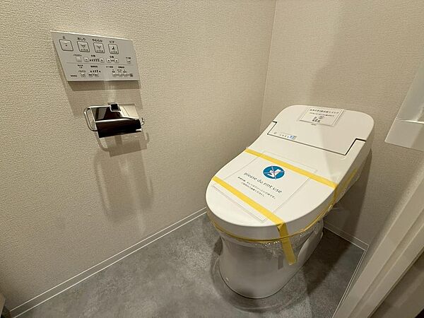 お手入れが簡単な温水洗浄便座を完備！スタイリッシュな手洗いカウンター付きで来客時もスマートにお使いいただけます！小物や芳香剤も置くことができ自分好みの落ち着く空間を演出できます！