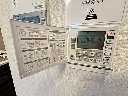足元からじんわり温める床暖房完備！エアコンによる乾燥や埃の舞い上がりが少なく小さなお子様がいる家庭でも安心です！冬場もスリッパいらずで快適です！