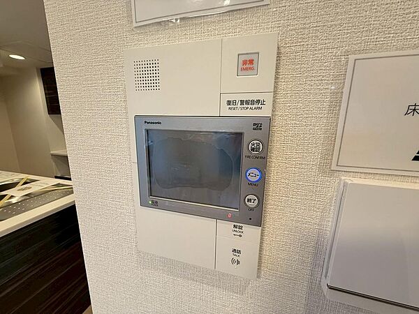 来客者の顔がひと目で確認できるTVモニター付きインターホンを設置！不在時の録画機能や非常ボタンも備え女性や小さなお子様の留守番時も安心です！セキュリティ面に配慮した安全な暮らしを提供します！
