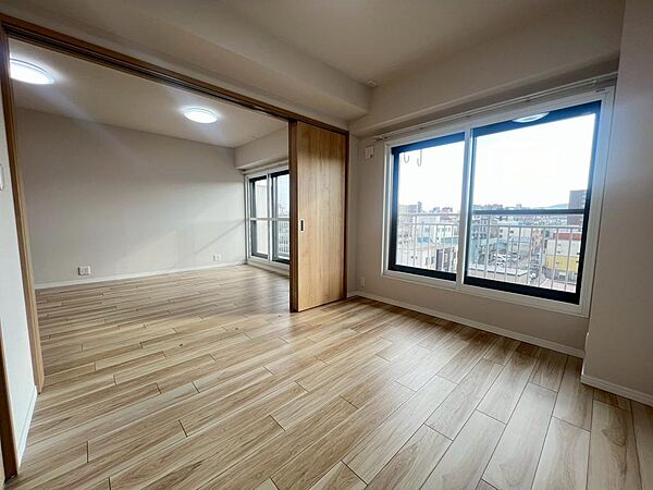 ご家族の寝室、子ども部屋、来客用のお部屋など、幅広い用途に使える居室です。家具の配置やコンセントの位置も含めてご確認いただけます。
