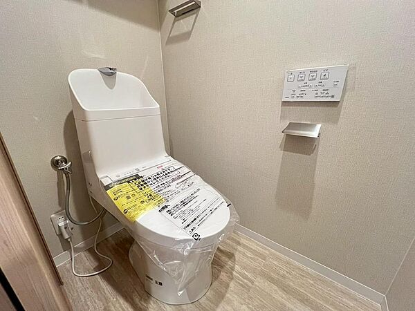 落ち着いて使用できるトイレです。便器まわりのスペースや換気設備、お手入れのしやすさなど、ご案内時に詳しくご説明します。