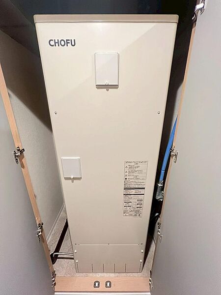 こちらは電気温水器を採用しています。火を使わずにお湯を沸かせるため、毎日の炊事や入浴を快適に支えてくれます。料金プランによっては、夜間電力を活用して光熱費を抑えやすい点も魅力です。
