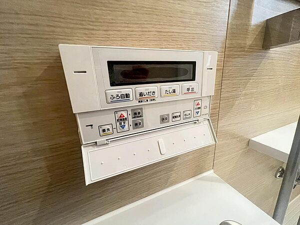 家族の入浴時間が異なる日にも便利な追い焚き機能付き。冷めたお湯を温め直せるため、いつでも快適な温度で入浴できます。お湯の入れ直しを減らせるのも魅力です。
