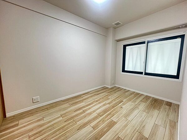 ライフスタイルに合わせて自由に使えるお部屋です。寝室や書斎、趣味の空間として使う場合の家具配置や動線を、実際の室内でイメージしていただけます。
