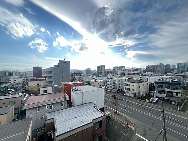 住戸から札幌の街並みを望めます。昼間の景色はもちろん、夜には街の明かりが広がり、時間帯によって異なる雰囲気を楽しめる眺望です。