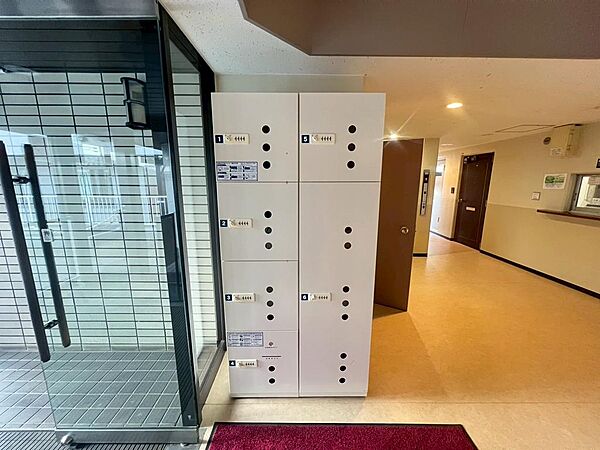 不在時でも荷物を受け取りやすい宅配ボックスを備えています。再配達の手間を減らせるため、日中お留守の多い方やネット通販をよく利用される方に便利な共用設備です。
