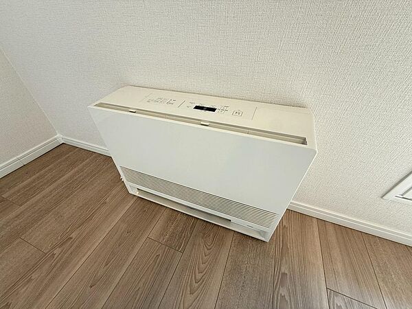 冬場も足元からポカポカ温まる暖房機を完備！エアコンの風が苦手な方にも優しく乾燥を抑えながらお部屋全体を均一に暖めます！寒い朝や帰宅時もすぐに温もりを感じられる心地よい住環境が整っています！