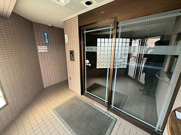 オートロックと防犯カメラが設置された安心感のあるエントランス！風除室があるため外気の影響を受けにくく冬場も快適です！管理の行き届いた清潔感のある共用部が居住者の安全で心地よい暮らしをサポートします！