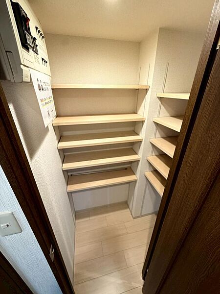 棚付きの納戸は、日用品や季節用品をまとめて収納するのに便利です。棚の高さを調整でき、しまう物に合わせて使えます。室内に収納場所を確保できるのも魅力。ご見学時には、奥行きや棚の使い勝手もご確認ください。