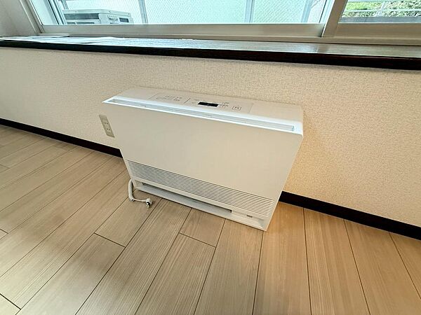 リビングの窓下に暖房機を備えています。壁際にまとまった配置で、お部屋の家具などとの位置関係も考えやすいつくり。寒い季節の団らんを支える設備です。ご見学時には、設置場所や操作部もあわせてご確認ください。