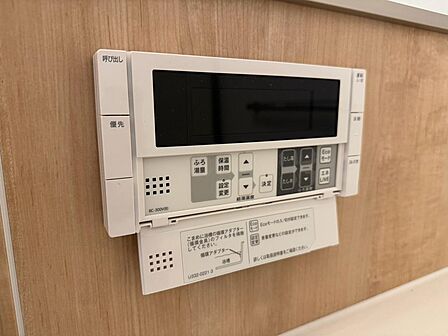 追い焚きや保温、湯温調整などが手元で操作できる給湯リモコンを設置。毎日の入浴準備もスムーズで、家族それぞれの好みに合わせた快適なバスタイムを楽しめます。便利な機能を備え、日々の暮らしを支える設備です。