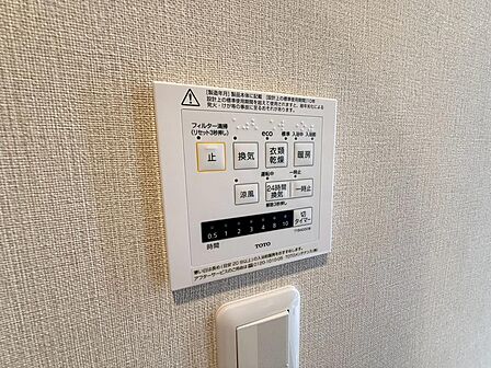 雨や雪の日、夜間の洗濯にも便利な浴室乾燥機付き。洗濯物を室内で乾かせるほか、入浴後の湿気対策や浴室内のカビ抑制にも役立つ設備です。