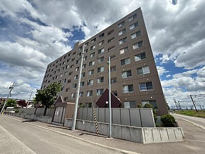 外観:落ち着いたブラウンの外観が印象的なマンション。敷地の植栽が建物に彩りを添えています。お部屋だけでなく、エントランスや周辺の街並みもぜひご確認ください。暮らしをイメージしながら、丁寧にご案内いたします。 外観:落ち着いたブラウンの外観が印象的なマンション。敷地の植栽が建物に彩りを添えています。お部屋だけでなく、エントランスや周辺の街並みもぜひご確認ください。暮らしをイメージしながら、丁寧にご案内いたします。