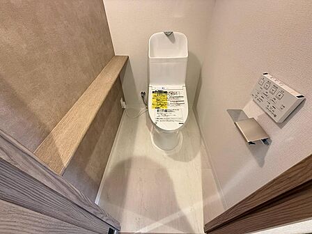 落ち着いて使用できるトイレです。便器まわりのスペースや換気設備、お手入れのしやすさなど、ご案内時に詳しくご説明します。