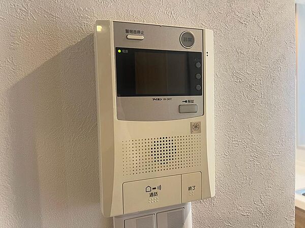 テレビモニター付きインターホンを備えています。室内から来訪者の顔を確認してから対応できるため、防犯面が気になる方やお子様のいるご家庭にも安心です。