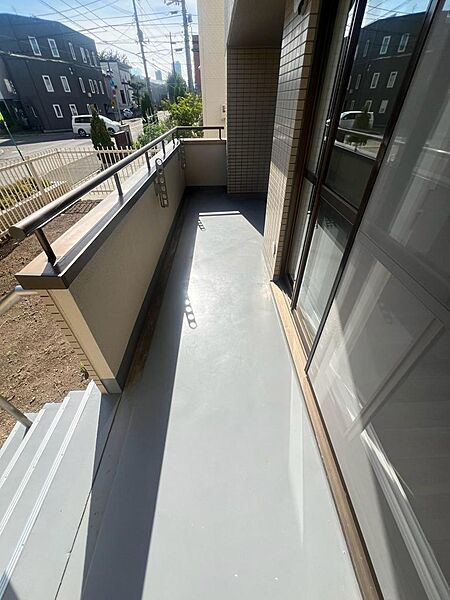 季節の風を感じながら、外の景色を眺めて気分転換できるバルコニーです。